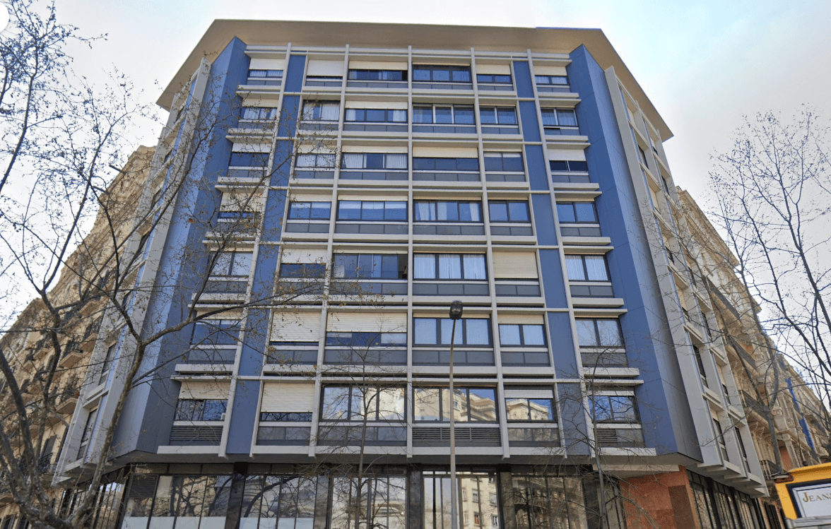 Photographic reference of the real facade on Rambla de Catalunya.